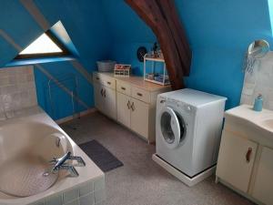 Maisons de vacances Gite de Charme avec Spa, Billard, Jardin et Ping-Pong - FR-1-586-54 : photos des chambres