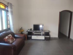 Casa piscina com ozônio churrasqueira perto da praia