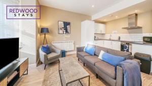 2 Bedroom Town Center Apartment With FREE Parking By REDWOOD STAYS