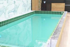 Casa à 300 metros da PRAIA com PISCINA, CHURRASQUEIRA e 2 VAGAS DE GARAGEM!