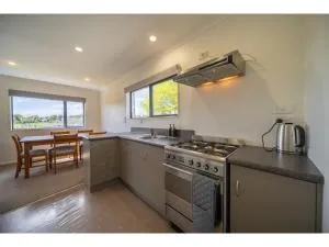 Cosy Lakeside - Manapouri Holiday Home - Monowai