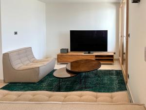 Design apartment with private terrace & lake view