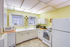 Central and Ornate Sewanee Home with Screened-In Porch