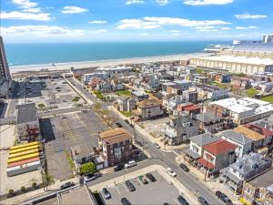 Luxury 8 Bedroom House, Steps to Tropicana, Beach and Boardwalk!