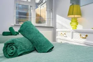 Modern 4 Bed House with Private Garden - Маркьят