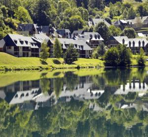 Appt T3 calme bord du lac avec piscine