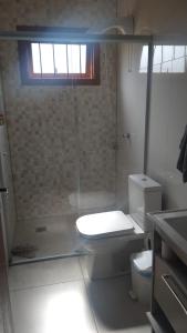 Casa até 6 pessoas, 4 colchoes, 1 cama queen, 2 banheiros