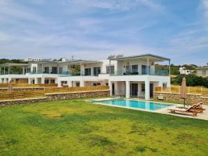 The 4th Seaview Villas