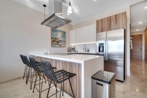 2 Pools Jacuzzi Close to Beaches Rooftop Cozy