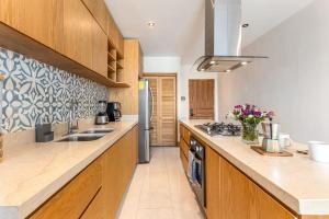 Arch views Infinity Pool Cozy Close to Beaches