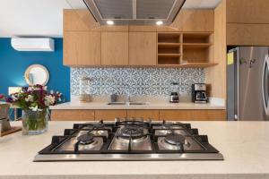 Arch views Infinity Pool Cozy Close to Beaches