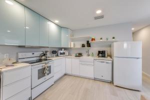 6 Mi to Dtwn Sarasota Apt with Patio and Fire Pit