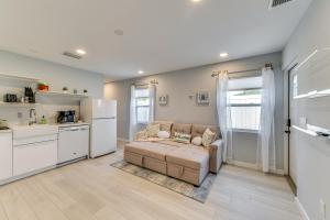 6 Mi to Dtwn Sarasota Apt with Patio and Fire Pit