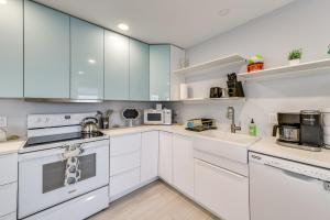6 Mi to Dtwn Sarasota Apt with Patio and Fire Pit