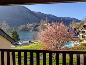 Appt T3 calme bord du lac avec piscine