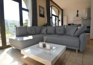 Appartement lumineux et cosy avec jardin vue sur chateau près Port en Bessin, Bayeux et Omaha Beach