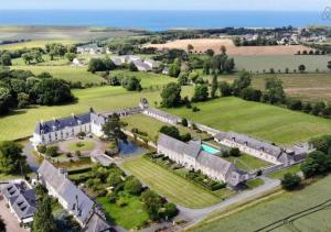 Appartement lumineux et cosy avec jardin vue sur chateau près Port en Bessin, Bayeux et Omaha Beach