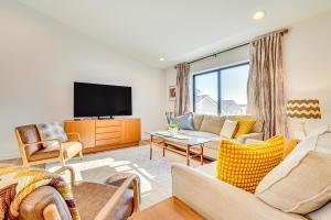 Deck with Forest Views Modern Home in Rochester! - 3hvězdičkové hotely ve městě Rochester