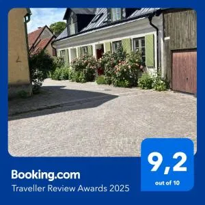 Björnnästet med havsutsikt innanför murarna - Axelsro