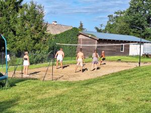 Biały domek nad stawem