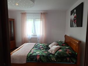 Biały domek nad stawem