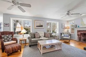 Cozy Bungalow Close to Downtown - Харвич