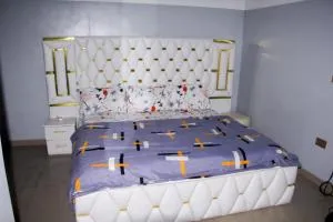 Whitney white 1bedroom shortlet apartment 24hr light Stadium Road N60,000 - Aba