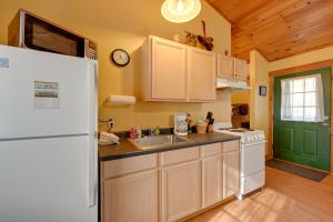 Gone Hiking Bryson City Cabin with Hot Tub and Grill