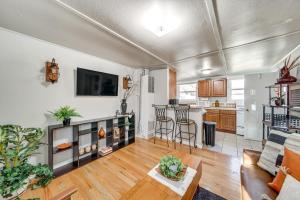 1 Mi to Camels Back Park Boise Studio with Patio!