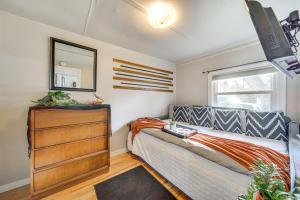 1 Mi to Camels Back Park Boise Studio with Patio!