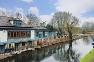 Furnished Terraced House near Public Attractions, 5 min to Public Transport