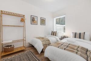 Furnished Terraced House near Public Attractions, 5 min to Public Transport