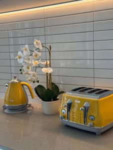 2 Bedrooms apprtmt Plus Underground Parking in CBD