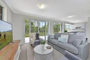 Evergreen Lodge Winery Retreat . Sleeps 8 Guests and 8 minutes to Wineries - Greta