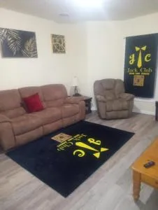 3 bedroom with free parking - Schenectady