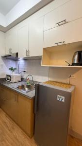 Budget Rustic Charm with Netflix Wifi and Pool - Mesaverte Residences Studio Unit