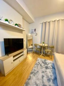 Budget Rustic Charm with Netflix Wifi and Pool - Mesaverte Residences Studio Unit