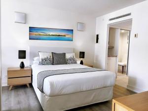 Palm Cove Beachside Apartments - Sea and Mountain Views