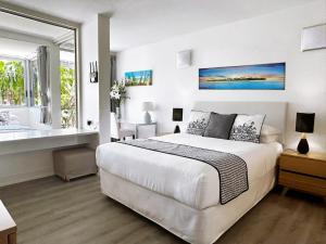 Palm Cove Beachside Apartments - Sea and Mountain Views