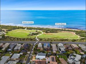 Ocean Breeze - Retreat in Torquay Sleeps 11