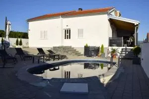 Family friendly house with a swimming pool Maslenica, Novigrad - 23719 - Ясенице