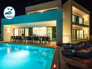 Villa for 26 people with 14 rooms