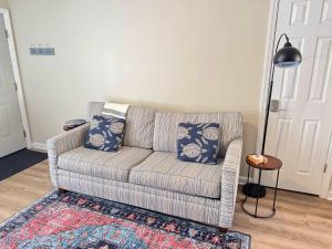 Updated 2 bedroom Beach Bungalow - Walk to the beach