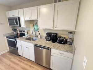 Updated 2 bedroom Beach Bungalow - Walk to the beach