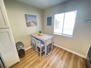 Updated 2 bedroom Beach Bungalow - Walk to the beach