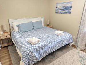 Updated 2 bedroom Beach Bungalow - Walk to the beach