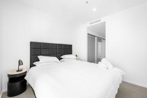 Modern 2 Bedroom Apartment in Phillip with Parking