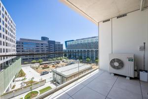 Modern 2 Bedroom Apartment in Phillip with Parking