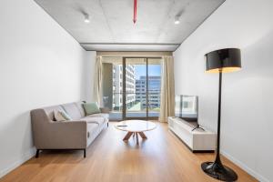 Modern 2 Bedroom Apartment in Phillip with Parking