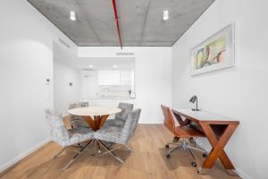 Modern 2 Bedroom Apartment in Phillip with Parking